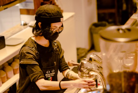 バリスタがエスプレッソマシンで作業する様子