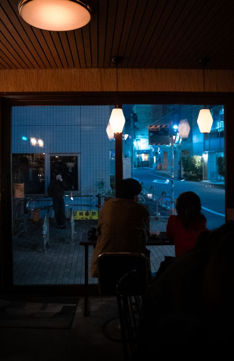 夜の店内・窓際の席