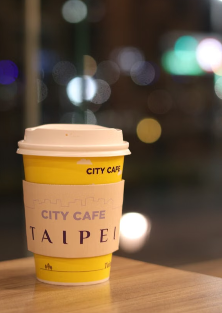 テイクアウトカップとボケ夜景