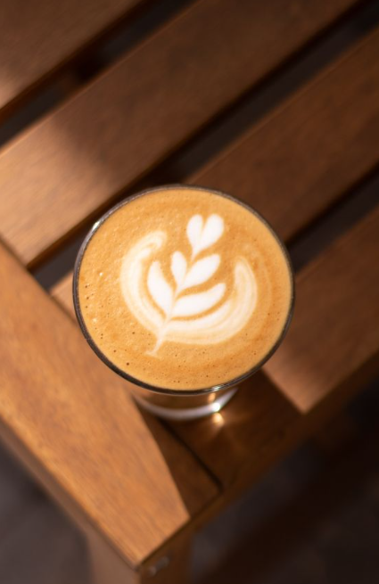 テラス席のラテアートコーヒー