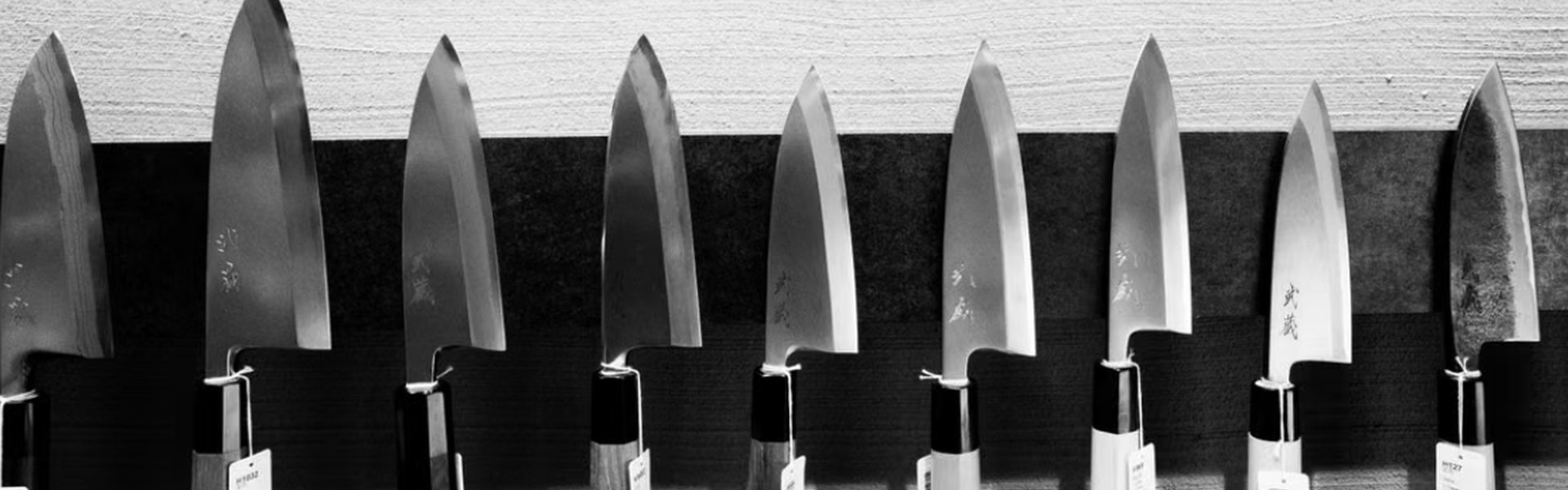 職人が水砥石で手研ぎする堺打刃物の包丁