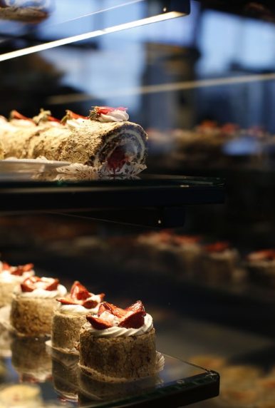 ショーケースに並ぶケーキ
