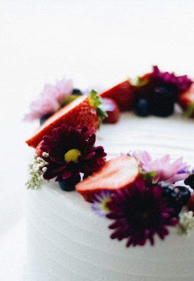 花とベリーを飾ったホールケーキ