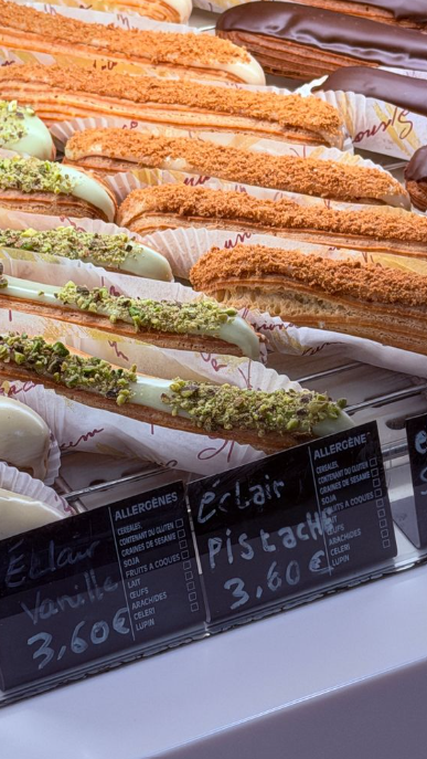 ショーケースに並ぶエクレア各種