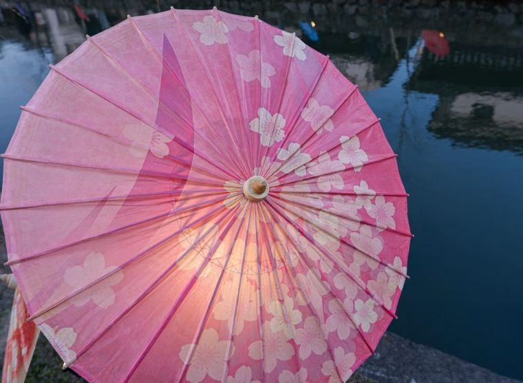 桜を型染めした淡紅の和傘