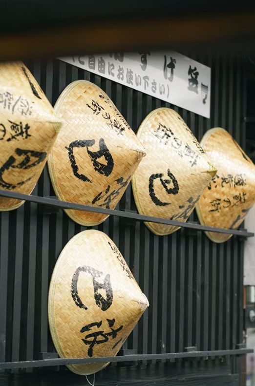 店主が仕立てた笠と傘が並ぶ月見堂の軒先